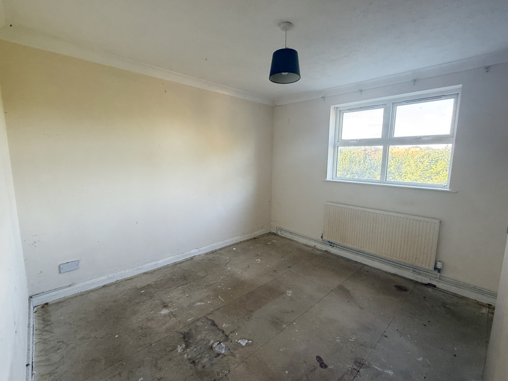 Lot: 7 - FLAT IN NEED OF IMPROVEMENT INCLUDING FREEHOLD INTEREST - Bedroom in Flat in need of improvement